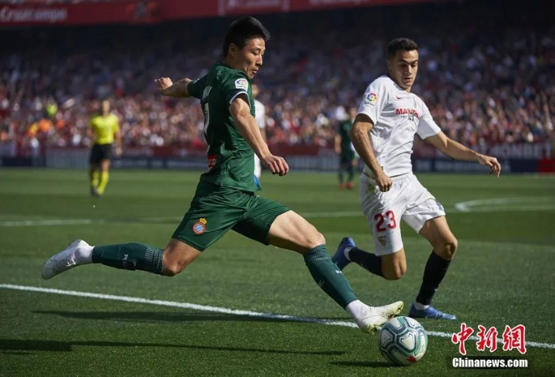 武磊在與西甲勁旅塞維利亞的比賽中。