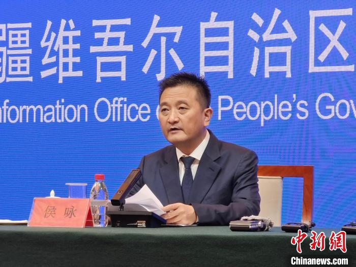 11日晚間，烏魯木齊市人民政府副市長侯詠通報該市疫情及應(yīng)急處置工作情況?！埱?攝