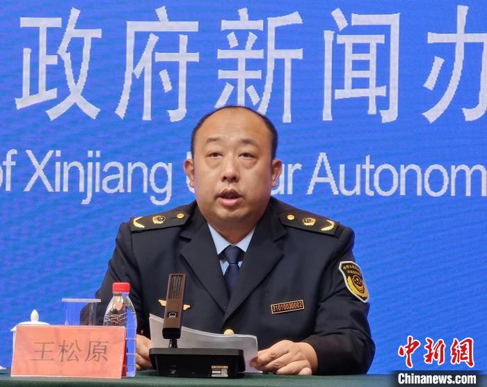 烏魯木齊市市場監(jiān)督管理局局長王松原通報維護市場秩序查處隨意漲價情況?！埱?攝