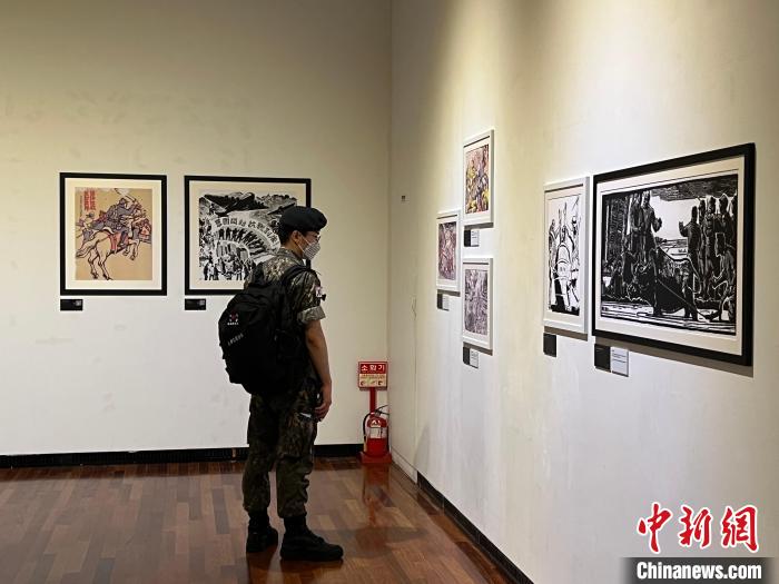 圖為觀眾在參觀展覽?！⑿?攝