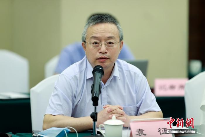 8月12日，多位大陸臺(tái)灣問題專家在北京表示，美國眾議院議長佩洛西竄訪臺(tái)灣再次暴露美國“以臺(tái)制華”和民進(jìn)黨當(dāng)局“倚美謀獨(dú)”的險(xiǎn)惡用心，嚴(yán)重?fù)p害臺(tái)海和平及亞太穩(wěn)定。大陸反制措施及時(shí)必要、合理合法，反“獨(dú)”促統(tǒng)步伐向前推進(jìn)，今后也不會(huì)后退。中國社會(huì)科學(xué)院臺(tái)灣研究所當(dāng)天舉辦“新時(shí)代中國統(tǒng)一事業(yè)”智庫論壇，30余位臺(tái)灣問題專家與會(huì)研討，佩洛西竄訪臺(tái)灣成為與會(huì)者關(guān)注的議題之一。圖為中國社會(huì)科學(xué)院美國研究所副所長袁征出席論壇。 <a target='_blank' href='/'>中新社</a>記者 盛佳鵬 攝