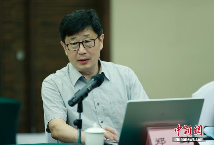 8月12日，多位大陸臺(tái)灣問題專家在北京表示，美國眾議院議長佩洛西竄訪臺(tái)灣再次暴露美國“以臺(tái)制華”和民進(jìn)黨當(dāng)局“倚美謀獨(dú)”的險(xiǎn)惡用心，嚴(yán)重?fù)p害臺(tái)海和平及亞太穩(wěn)定。大陸反制措施及時(shí)必要、合理合法，反“獨(dú)”促統(tǒng)步伐向前推進(jìn)，今后也不會(huì)后退。中國社會(huì)科學(xué)院臺(tái)灣研究所當(dāng)天舉辦“新時(shí)代中國統(tǒng)一事業(yè)”智庫論壇，30余位臺(tái)灣問題專家與會(huì)研討，佩洛西竄訪臺(tái)灣成為與會(huì)者關(guān)注的議題之一。圖為廈門大學(xué)臺(tái)灣研究院戰(zhàn)略與安全研究中心主任鄭劍出席論壇。 <a target='_blank' href='/'>中新社</a>記者 盛佳鵬 攝