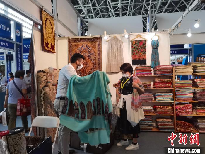 圖為參展商正在推介產品?！钣㈢?攝