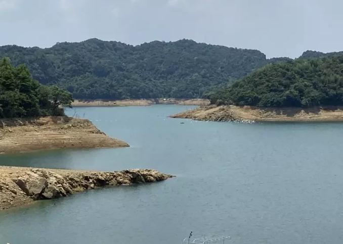 新山水庫蓄水率今天上午首度跌破五成，只剩49.5？？？片來源：臺灣《聯(lián)合報》記者游明煌攝