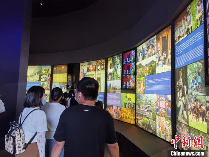 圖為民眾參觀貴州省博物館?！≈苎嗔?攝