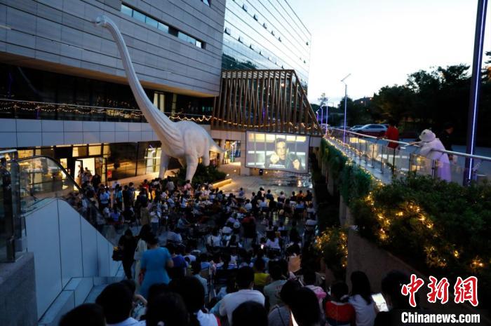 圖為民眾晚上在貴州省地質(zhì)博物館觀看露天電影?！≠F州省地質(zhì)博物館供圖