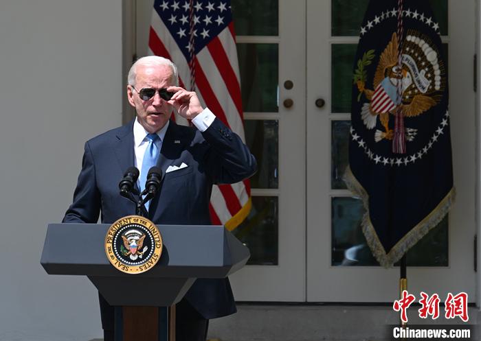 當(dāng)?shù)貢r(shí)間7月30日上午，美國總統(tǒng)拜登新冠檢測再次呈陽性。他此次沒有癥狀，但將采取隔離措施。資料圖為拜登7月27日解除隔離后在白宮發(fā)表講話。 <a target='_blank' href='/'>中新社</a>記者 陳孟統(tǒng) 攝