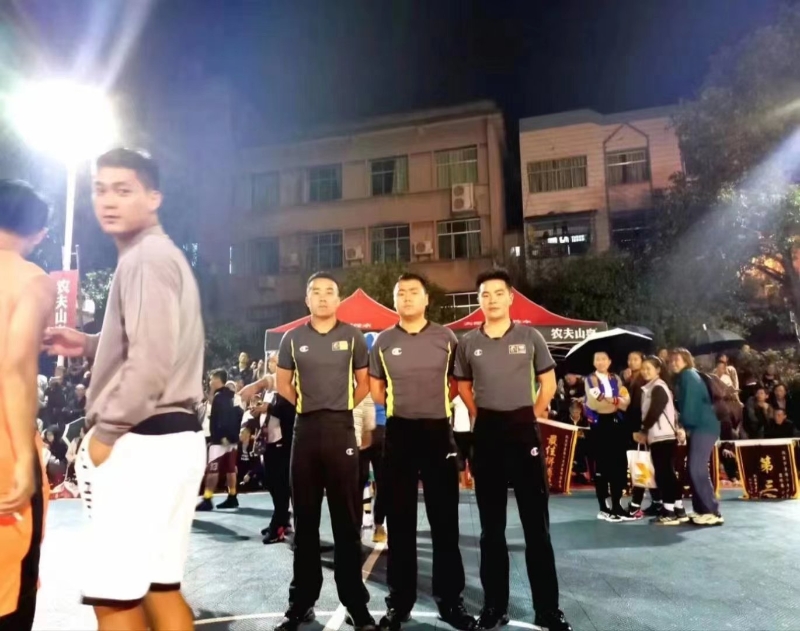 圖為廖興平執(zhí)裁比賽。受訪者供圖