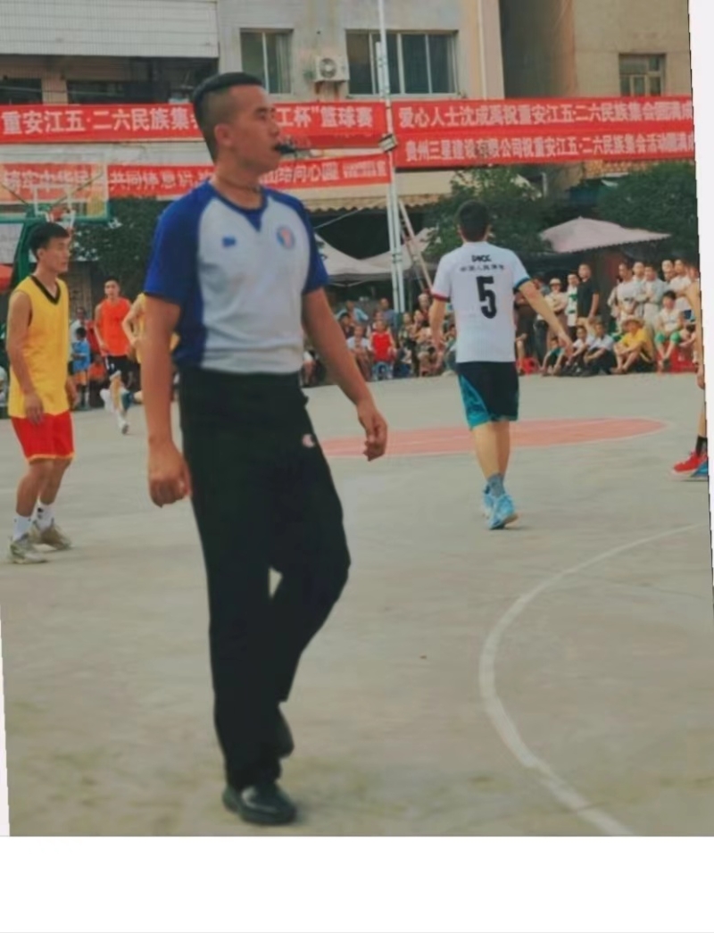 圖為廖興平執(zhí)裁比賽。受訪者供圖