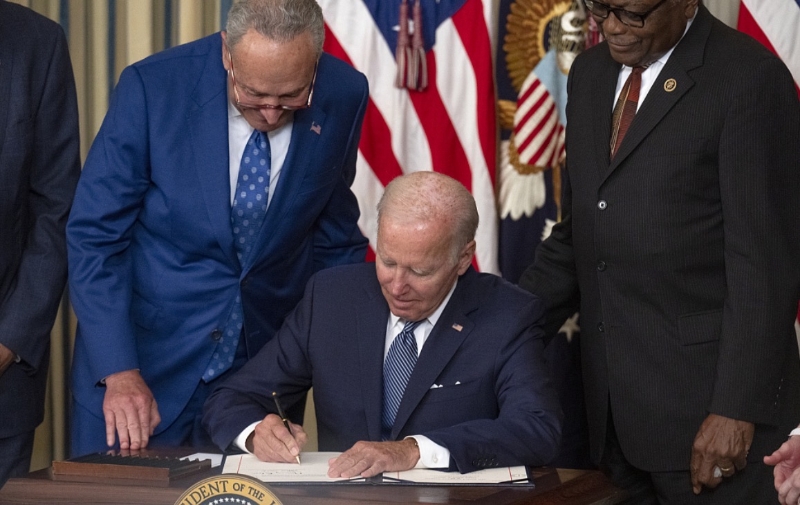 美國(guó)總統(tǒng)拜登8月16日在白宮簽署《通脹削減法案》。（圖源：央視新聞）