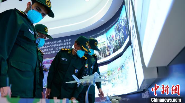 8月19日，“國際軍事比賽—2022”中國庫爾勒賽區(qū)組織文化交流活動。圖為：外國參賽隊員參觀中國館。　劉洵 攝