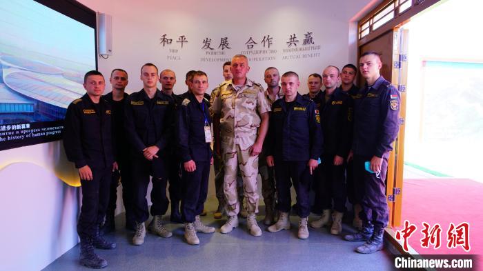 8月19日“國際軍事比賽—2022”中國庫爾勒賽區(qū)組織文化交流活動。圖為參觀中國館的外國參賽隊員合影 劉洵 攝