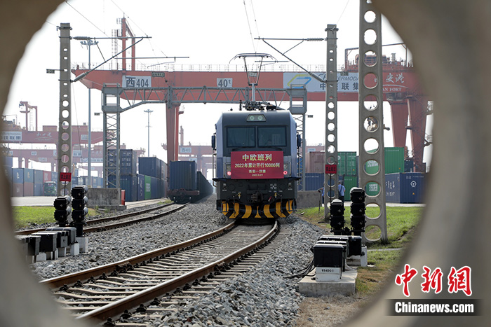 圖為列車整裝待發(fā)。 <a target='_blank' href='/'>中新社</a>發(fā) 黃鑫 攝