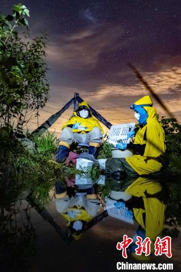 “研究進(jìn)行中”冠軍圖片：研究者在疫情下一場(chǎng)雷暴中進(jìn)行實(shí)地考察。　Jeferson Ribeiro Amaral　攝