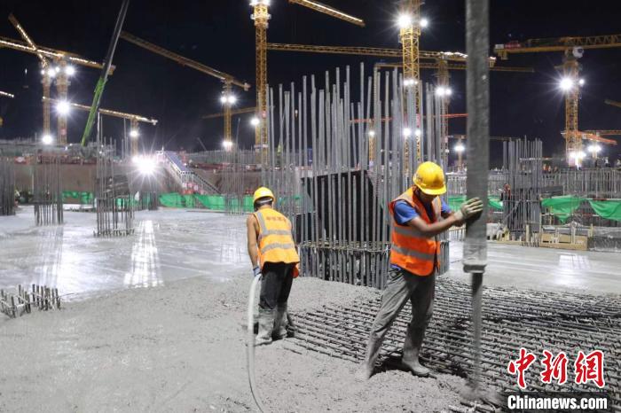 圖為工人正在打混凝土。　中鐵建設(shè)集團有限公司供圖