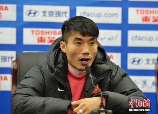 2013年中國(guó)足協(xié)杯決賽第一場(chǎng)將于12月1日下午16時(shí)在貴陽(yáng)開(kāi)戰(zhàn)，貴州人和主場(chǎng)迎戰(zhàn)廣州恒大，11月30日下午，客隊(duì)主教練出席了賽前新聞發(fā)布會(huì)，并在回答記者問(wèn)題時(shí)比較樂(lè)觀的表達(dá)了對(duì)獲得三冠王的信心和期盼。圖為恒大球隊(duì)隊(duì)長(zhǎng)鄭智在新聞發(fā)布會(huì)上回答記者提問(wèn)。<a target='_blank' href='/'>中新社</a>發(fā) 李克 攝