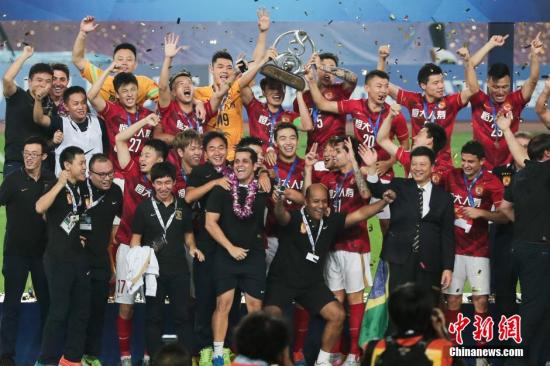 少一人作戰(zhàn)的阿赫利隊(duì)在之后的比賽中反而放開(kāi)手腳，他們連續(xù)給恒大隊(duì)的球門制造威脅。第73分鐘，阿薩迪在禁區(qū)內(nèi)突破后射門高出橫梁。4分鐘后，利馬幾乎單刀球面對(duì)門將，被及時(shí)回防的恒大后衛(wèi)金英權(quán)將球滑鏟出底線。 圖片來(lái)源：視覺(jué)中國(guó)