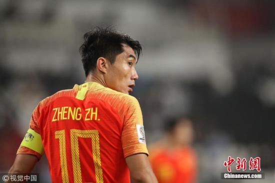 哭過(guò)之后，面對(duì)鏡頭接受采訪，鄭智表示“如果國(guó)家隊(duì)需要，他都會(huì)義不容辭?！眻D片來(lái)源：視覺(jué)中國(guó)