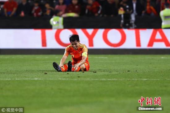 哨聲終于響起，大家都松了一口氣，亞洲杯之旅結(jié)束了，打進(jìn)八強(qiáng)完成任務(wù)，輸了伊朗意料之中。只是輸球的方式，讓人遺憾。圖為國(guó)足隊(duì)長(zhǎng)鄭智在四分之一決賽的賽場(chǎng)上。圖片來(lái)源：Osports全體育圖片社