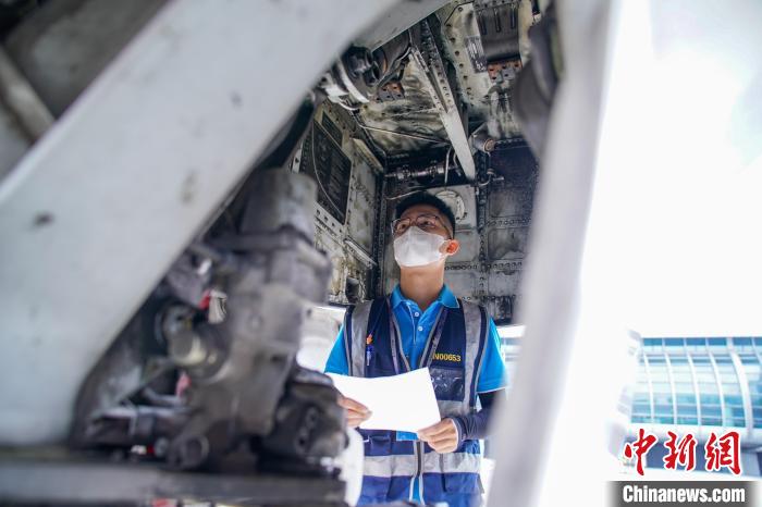 圖為航線維護(hù)工程師對飛機(jī)進(jìn)行檢查?！￡惞谘?攝