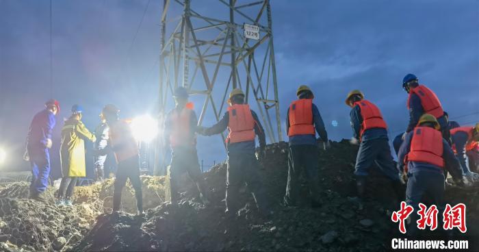 圖為國網(wǎng)青海電力輸電專業(yè)人員正在對110千伏納五線122號塔A基塔腿進行回填?！W(wǎng)青海超高壓公司供圖