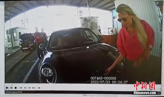 當(dāng)?shù)貢r間8月20日，俄聯(lián)邦安全局發(fā)布的視頻顯示，杜金娜遇刺案嫌疑人、烏克蘭公民沃夫克在俄羅斯-愛沙尼亞邊境通過海關(guān)管制。圖片來源：視覺中國