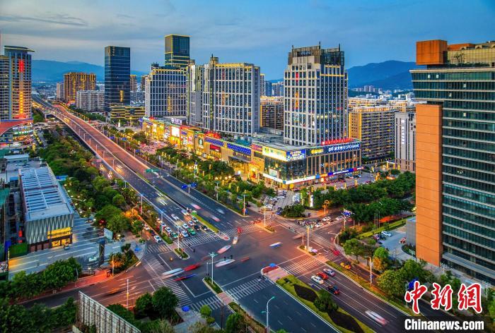 夜幕下的龍巖中心城區(qū)?！⌒铝_區(qū)融媒體中心供圖