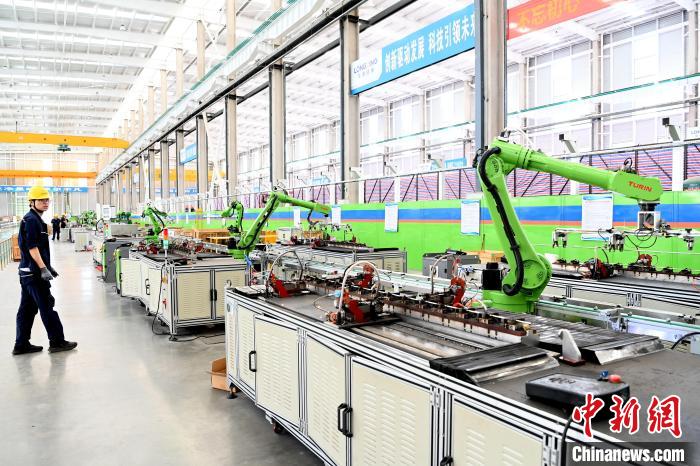 未來(lái)城龍凈智慧環(huán)保產(chǎn)業(yè)園內(nèi)的焊接針刺線(xiàn)智能全自動(dòng)生產(chǎn)系統(tǒng)。　張金川 攝