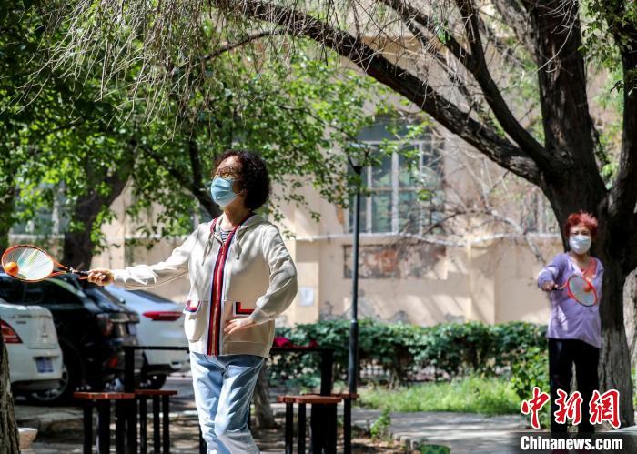 烏魯木齊市高新區(qū)(新市區(qū))一居民小區(qū)，市民保持距離在小區(qū)內(nèi)活動身體?！＄娦?攝