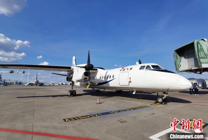 中國氣象局調(diào)派一架高性能飛機(jī)馳援重慶增雨抗旱工作?！≈貞c市氣象局供圖