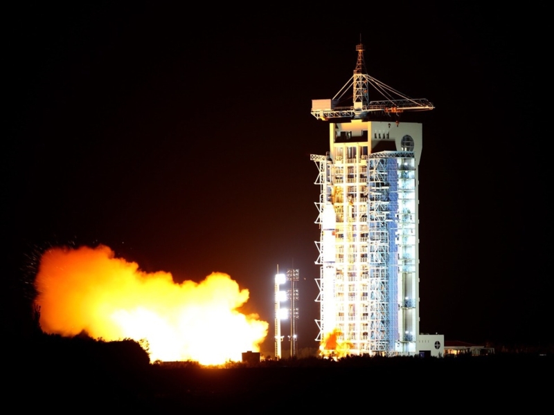 2016年8月16日，全球首顆用于量子通信研究的“墨子號”量子科學(xué)實驗衛(wèi)星在中國酒泉衛(wèi)星發(fā)射中心發(fā)射升空。（圖源：新華社）