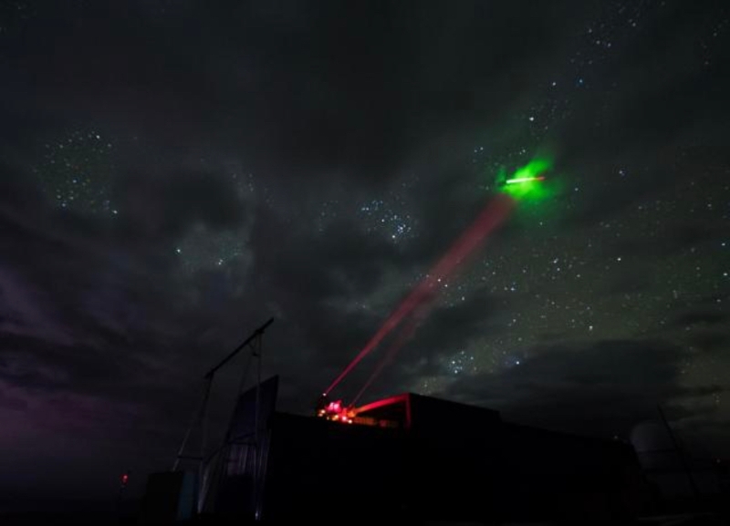 “墨子號”地星量子隱形傳態(tài)實驗，2016年11月攝于西藏阿里，星上綠色信標光將空中的薄云照亮。（圖源：新華社）