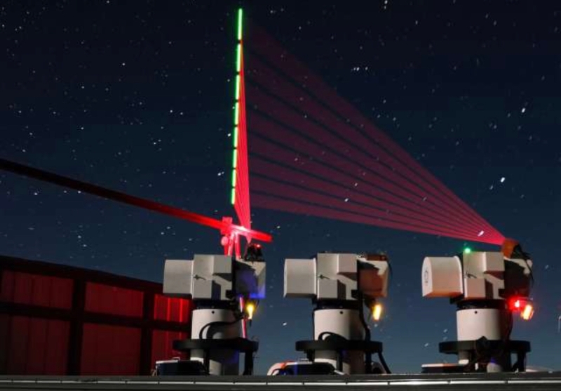 2016年12月10日，在西藏阿里觀測站，“墨子號”量子科學(xué)實驗衛(wèi)星過境，科研人員在做實驗（合成照片）。（圖源：新華社）