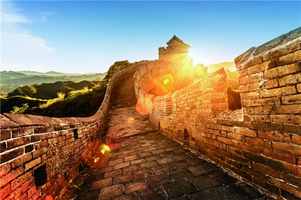 為進(jìn)一步滿足客戶對(duì)長(zhǎng)期穩(wěn)定資產(chǎn)的配置需求，日前，長(zhǎng)城人壽攜手螞蟻保推出年年有余/月月領(lǐng)終身增值金產(chǎn)品，該產(chǎn)品具有長(zhǎng)期年金領(lǐng)取、保單價(jià)值確定、靈活投保安排等特色。