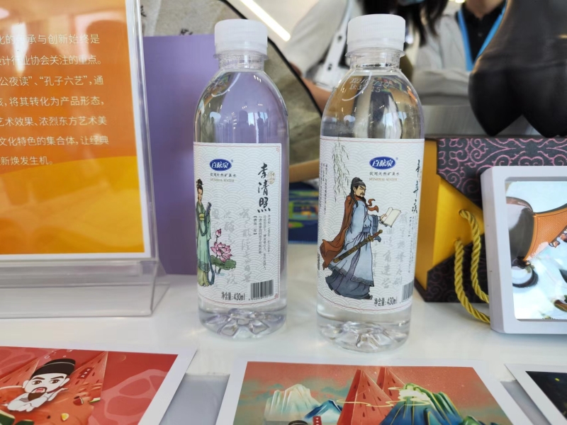 圖為當?shù)靥厣放频V泉水。劉星晨攝