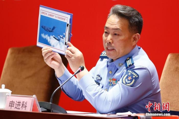 圖為申進(jìn)科大校在發(fā)布會上展示運油-20、殲-20、殲-16三機(jī)同框照。 <a target='_blank' href='/'>中新社</a>記者 富田 攝