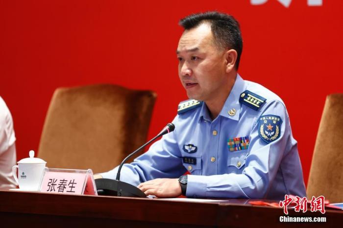 圖為空軍航空大學(xué)政治工作部主任張春生在發(fā)布會上發(fā)言。 <a target='_blank' href='/'>中新社</a>記者 富田 攝