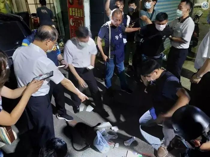 臺(tái)南殺警兇嫌林某于新竹市落網(wǎng)，警方在場(chǎng)清點(diǎn)查扣警槍及子彈。圖片來(lái)源：臺(tái)灣《聯(lián)合報(bào)》圖 臺(tái)南市警察局提供