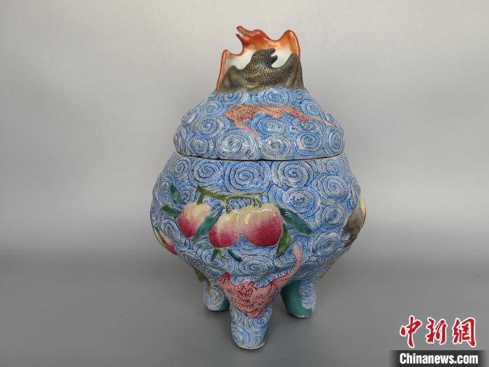 圖為侯宇林修復(fù)好的古陶瓷。　陳雪 攝