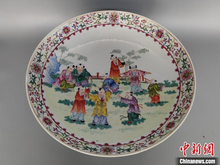 圖為侯宇林修復(fù)好的古陶瓷。　陳雪 攝