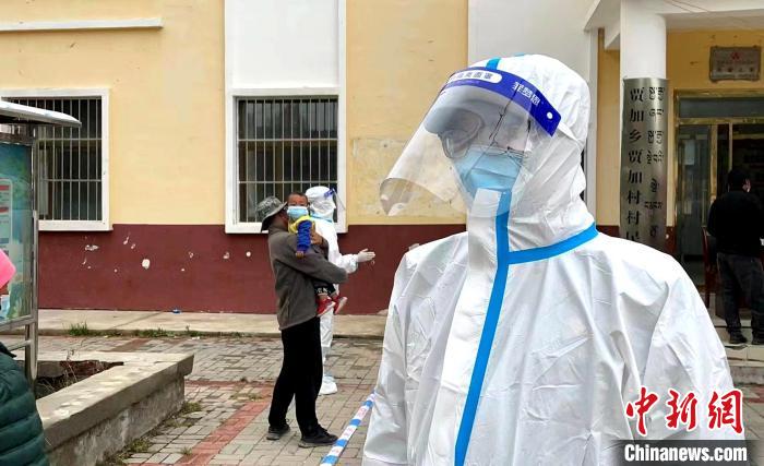 圖為完德才浪在尖扎縣賈加村值守?！〖廛?攝