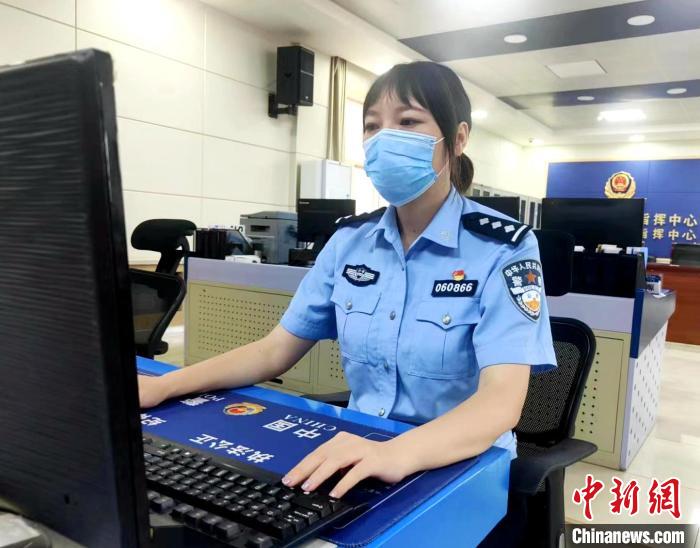 圖為英措在單位值班?！〖廛?攝