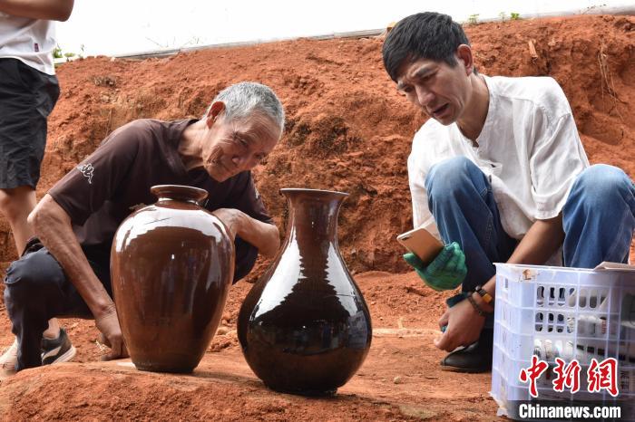 黃志松(左)與建甌市建窯建盞協(xié)會(huì)會(huì)長、中國工藝美術(shù)大師張木芳探討建盞原礦釉。(資料圖) 建甌市融媒體中心供圖