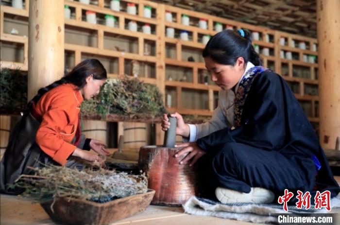 藏香傳習所內，學員正在打磨藏藥?！⊥趵?攝