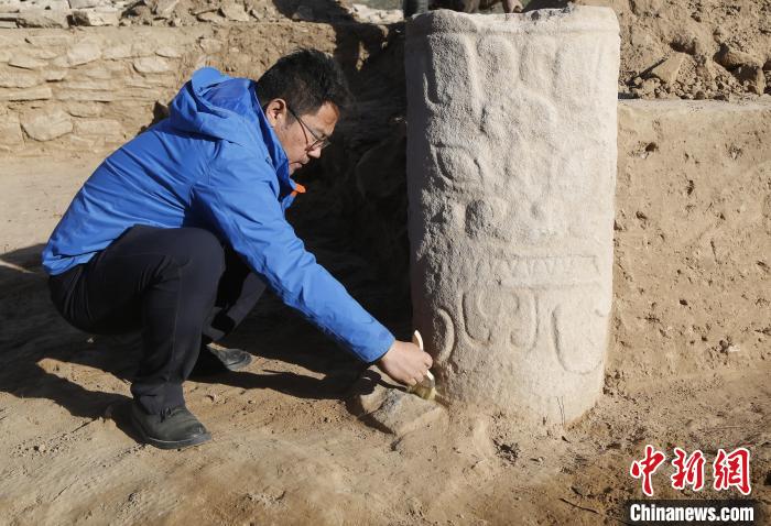 石峁石雕發(fā)掘現(xiàn)場。　受訪者提供