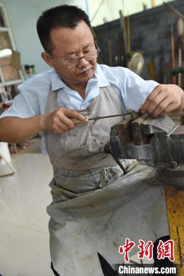 王二兵在修磨配鞘。　高占峰 攝