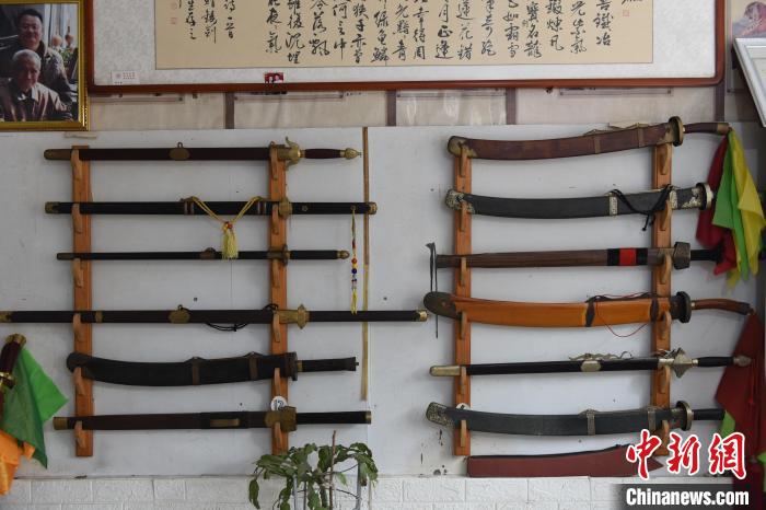 王二兵仿制的古兵器成品。　高占峰 攝