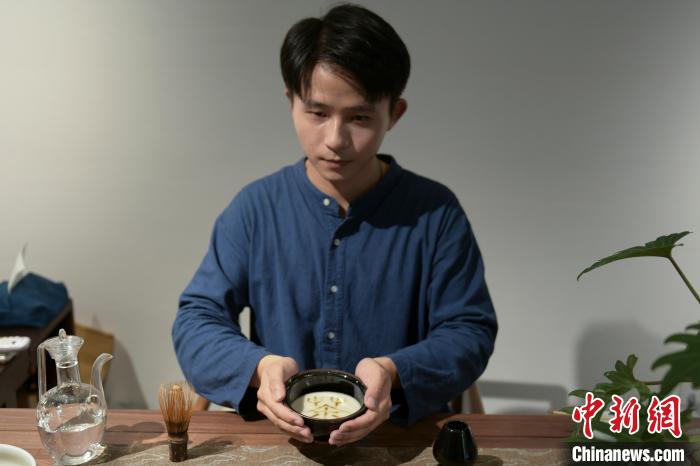 茶藝師朱硯文展示完成后的仿宋點(diǎn)茶?！垕I子 攝