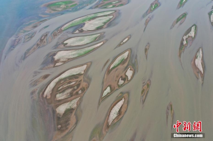 資料圖：受降水偏少及持續(xù)高溫影響，中國(guó)長(zhǎng)江流域出現(xiàn)罕見(jiàn)旱情，鄱陽(yáng)湖提前進(jìn)入低枯水期。 劉占昆 攝