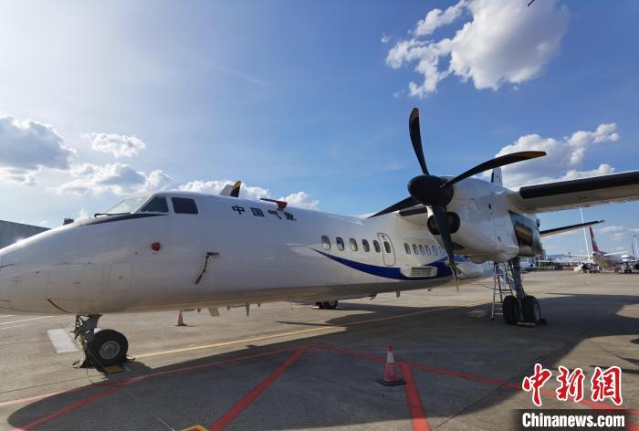 中國氣象局調(diào)派一架高性能飛機(jī)馳援重慶增雨抗旱工作?！≈貞c市氣象局供圖